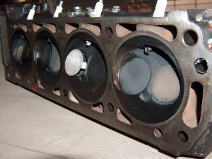 maszyna,napd,silnik,triebwerk,kanal,metal,kanaly,poparzenie,zawory,spalony,paleni,zylinderkopf,spark plug,dwa,dwie,dwoje,288,zweiventiler,vierzylinder,opel